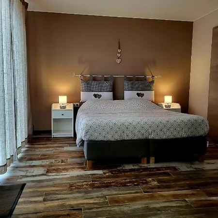 Les De La Fontaine De Brul Bed and Breakfast 3*